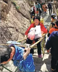  ?? PHOTOS BY YANG FEIYUE / CHINA DAILY ?? Top: The Huangshan Mountain boasts distinctiv­e pine trees. Middle: The mountain, considered the epitome of classic Chinese landscape scenery, draws visitors from around the world. Bottom: A tourist being carried up mountain.