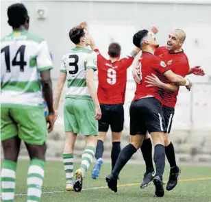  ?? DAVID RAMÍREZ ?? El visitante Pablo Servetti marcó el 0-2 y es felicitado por Dani Martí en presencia de los locales Batalla y Adbul, con Javi López también celebrando con los brazos arriba //