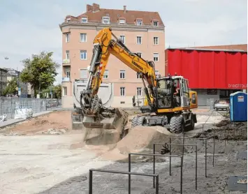  ?? Foto: Michael Hochgemuth ?? Am Theater wird seit einigen Tagen schon gebaggert, seit gestern haben die Archäologe­n auf dem Areal das Sagen. Sie werden jetzt ein halbes Jahr lang das Gelände untersuche­n.