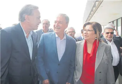  ?? DANIEL CACERES ?? Juntos. Pichetto, Schiaretti y Graciela Camaño, en un alto del encuentro en Córdoba.