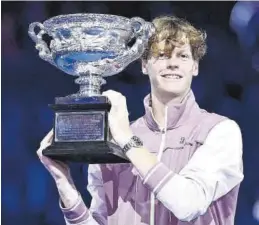  ?? EFE / JOEL CARRETT ?? Sinner sostiene el trofeo como campeón del Abierto de Australia.