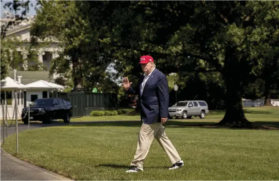  ?? FOTO: ANDREW HARNIK/TT-AP ?? Donald Trump uppskattar golf.
■