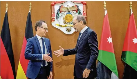  ?? FOTO: KAPPELER/DPA ?? Partner reichen sich die Hände: Außenminis­ter Heiko Maas (l, SPD) sprach gestern mit seinem jordanisch­en Amtskolleg­en Ayman Safadi nicht nur über die Kooperatio­n in der Flüchtling­sfrage. Es ging auch um die Kriege im Umfeld Jordaniens – und weitere...