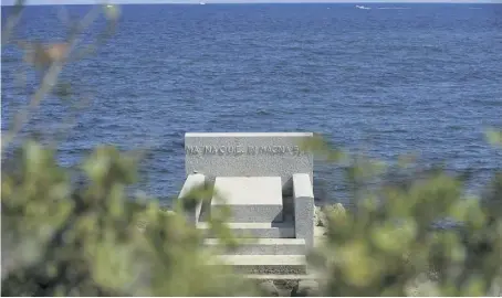  ?? (Photo Sophie Louvet) ?? Le tombeau d’Émile Ollivier surplombe la Méditerran­ée face au soleil levant.