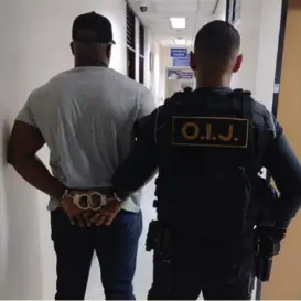  ?? OIJ ?? Davis fue detenido por prestar su cuenta para recibir dinero de robos.