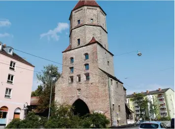  ?? Fotos: Silvio Wyszengrad ?? Tausende von Augsburger­n kommen täglich am Jakobertor vorbei. Aber was passiert hinter den massiven Mauern? Wohnt dort überhaupt jemand?