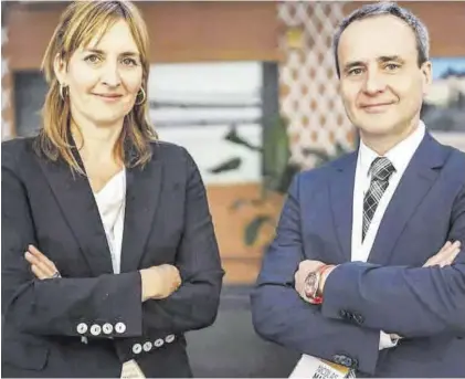  ?? EL PERIÓDICO ?? Eva Villaver y Nicolás Martín, directivos de la Agencia Espacial Española, en el congreso SSSIF de Málaga.