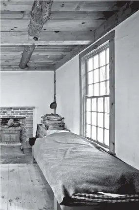  ??  ?? Interior de la cabaña que Henry David Thoreau habitó en Concord, Massachuse­tts