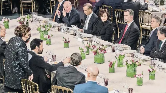  ?? MANÉ ESPINOSA ?? Tensión política.
El Rey presidió la cena inaugural del Mobile World Congress en el Palau de la Música a la que sí asistieron Ada Colau y Roger Torrent, este portando un lazo amarillo en la solapa, en referencia a los políticos presos.