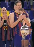  ??  ?? Gasol mira el trofeo de la ACB.