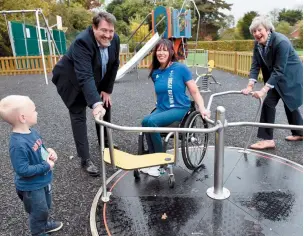  ?? ?? Luke Filkins, three, Mike Dyde, Jeanette Chippingto­n OBE, and Theresa May MP go for a spin. Ref:134996-19