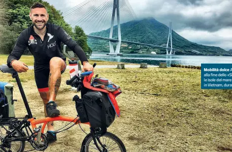  ??  ?? Mobilità dolce A sinistra, Ottavio Zani, 39 anni, nel 2017 in Giappone alla fine dello «Shimanami kaido», percorso ciclabile che collega le isole del mare interno. Qui sopra, uno dei «riposini» ritratti a Danang, in Vietnam, durante il viaggio appena...