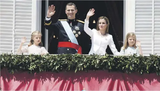  ?? Fotos: dpa ?? Felipe VI. mit Königin Letizia und den Infantinne­n Leonor (l.) und Sofía am Tag der Proklamati­on.
