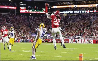  ?? KEVIN C. COX / GETTY IMAGES ?? Najee Harris hauls in a 15-yard touchdown pass over Patrick Queen as Alabama begins a comeback after falling behind 33-13 in the first half. LSU held on with two fourth-quarter TDs.