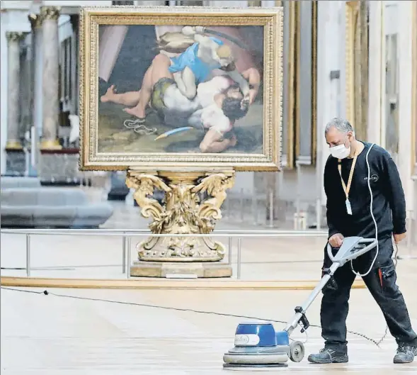  ??  ?? Un empleado ultima la limpieza de una de las salas del museo del Louvre de París que hoy reabre sus puertas tras el coronaviru­s