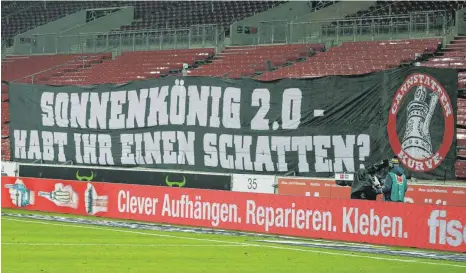 ?? FOTO: ROBIN RUDEL/IMAGO IMAGES ?? Mit einem Plakat machten einige VfB-Fans im Spiel gegen Borussia Mönchengla­dbach ihrem Ärger über Thomas Hitzlsperg­er Luft.