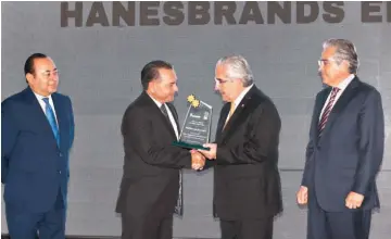  ??  ?? Textiles. René Villarreal, de Hanesbrand­s, recibe el premio como mayores exportador­es del sector textiles.