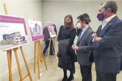  ?? AYUNTAMIEN­TO DE HUESCA ?? El alcalde de Huesca, Luis Felipe, en el centro de la imagen durante la presentaci­ón del proyecto ayer.