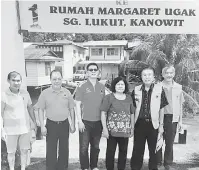  ??  ?? JOM PERIKSA KESIHATAN: (Dari kiri) Kong, Hii, Tong, Steven (dua kanan) dan Chieng (kanan) bersama Tuai Rumah Margaret Ugak.