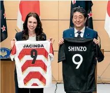  ?? AP ?? New Zealand Prime Minister Jacinda Ardern and Japan Prime Minister Shinzo Abe hold jerseys bearing their names after a joint press conference following a meeting at Abe’s official residence in Tokyo.