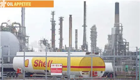  ?? — Reuters ?? Shell fuel tanker is pictured inside the Grangemout­h Oil Refinery in Grangemout­h, central Scotland.