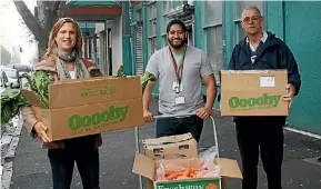  ?? SUPPLIED ?? Ooooby’s Daphne Gehrels, left, and Neil Groves, right, hand over fresh produce to Richard Kaisia from the Auckland City Mission.