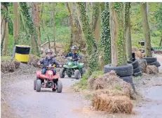  ??  ?? Man kann auch Quad fahren: Es gibt jedenfalls viele Möglichkei­ten, Abenteuer zu erleben.