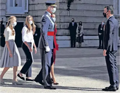  ?? Foto: dpa ?? Wahrt Form und Anstand, komme was wolle: Felipe VI. bei der Parade zum Nationalfe­iertag.