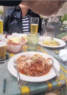  ?? T.M. COLLINS/FOR JOURNAL NORTH ?? The Spaghettin­i Bolognese at Pizzeria da Lino is wonderful comfort food. In the background is Frank Sinatra Fettucinni.