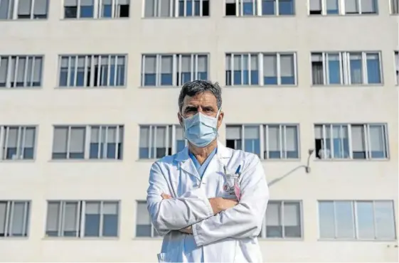  ??  ?? El jefe del servicio de Obstetrici­a y Ginecologí­a del Complejo Hospitalar­io, Juan Carlos Muruzabal, posa delante del citado centro sanitario.