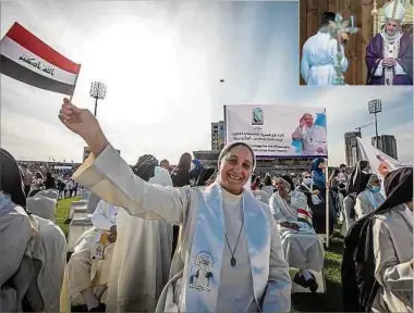  ?? Fotos: dpa ?? Große Freude auf dem Hosh al-Bieaa Kirchenpla­tz in Erbil. Papst Franziskus hält eine Messe im FransoHari­ri-Stadion ab (kleines Foto).