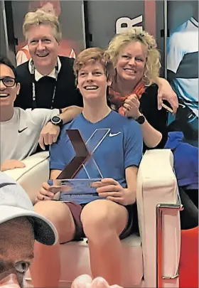  ?? FOTOS: SANDER KONING / EFE, ARCHIVO Y CORTESÍA ?? Proyección. Jannik junto a sus padres, tras el Next Gen ATP Finals 2019 con apenas 18 años.
