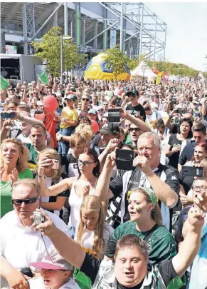  ?? FOTO: D. ILGNER ?? Saisoneröf­fnung in Mönchengla­dbach: Vor der großen Bühne am Borussia-Park sorgen Anhänger des Klubs für eine imposante Fanmeile.