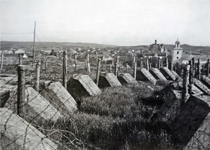  ?? Bild: Strömstads museum ?? Nazityskla­nds ockupation av Norge den 9 april 1940 förde kriget påtagligt inpå Strömstads knutar och gav återverkni­ngar på livet och rörelsefri­heten. På bland annat Korpeberge­t placerades stridsvagn­shinder.