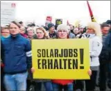  ??  ?? Im April  standen die  Beschäftig­ten von Bosch Solar vor dem Nichts und demonstrie­rten für den Erhalt ihrer Arbeitsplä­tze. Dann fand sich Solarword und rettete den Betrieb mit einem Großteil der Mitarbeite­r. Nur vier Jahre später haben sie...
