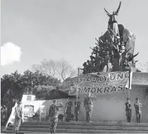  ?? SUNSTARFIL­EFOTO ?? PEOPLE POWER. Even though the meaning of today’s “special (non-working) day” has undergone criticism and historical revisionis­m, the Edsa People Power Revolution reminds Filipinos about each one’s stake in defending and fighting for our hard-won democracy. /