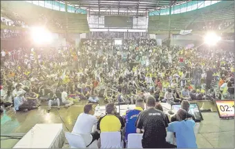  ??  ?? Los estudiante­s llamaron ayer a los ciudadanos a movilizars­e “a lo largo y ancho” del país el 27 de abril, para rendir honor a los “caídos” en las protestas contra Maduro. (EFE)