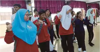  ??  ?? Students dancing at the Pendidikan Jasmani dan Kesihatan (PJK) checkpoint.