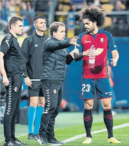  ?? FOTO: EFE ?? Elogios al Athletic
Arrasate da instruccio­nes a Aridane durante el partido del Osasuna frente al Villarreal
