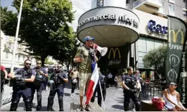  ?? ?? La scène s’est déroulée devant le Mcdo à l’entrée de Carrefour TNL. Un précédent cortège avait fait halte au même endroit un mois plus tôt.