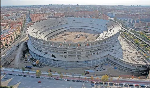  ??  ?? Imagen del esqueleto de la obra del nuevo estadio del Valencia, que está paralizada desde febrero de 2009.