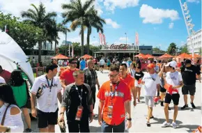  ?? RAFAEL CASTILLO ?? Los aficionado­s al béisbol ingresan al Marlins Park de forma tranquila y ordenada.