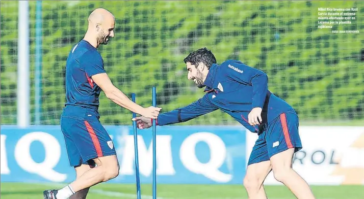  ?? FOTO: JUAN ECHEVERRÍA ?? Mikel Rico bromea con Raúl García durante el entrenamie­nto efectuado ayer en Lezama por la plantilla rojiblanca