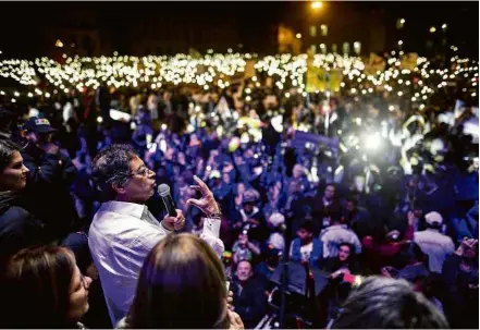  ?? Ivan Valencia - 17.mai.18/Associated Press ?? O esquerdist­a Gustavo Petro discursa a seguidores no último comício antes do 1º turno em Bogotá