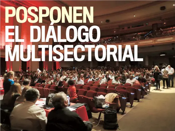  ??  ?? Cientos de profesores se reunieron ayer para apoyar la celebració­n de un congreso para discutir el impacto de la crisis fiscal en la UPR.