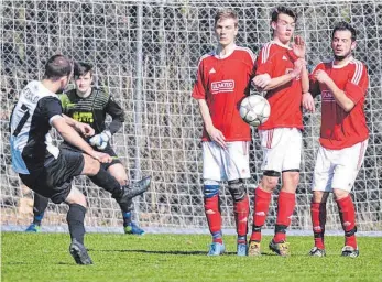  ?? SZ-FOTO: MAS ?? Der VfL Munderking­en (links) gewinnt das SZ-Topspiel mit 2:0 gegen Ringingen.