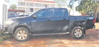  ??  ?? La camioneta Toyota Hilux negra robada de la casa del intendente de Japorã, pero que fue “recuperada” en Salto del Guairá.