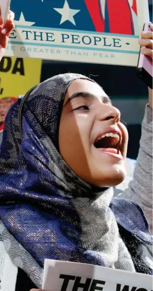  ??  ?? فتاة مسلمة تحتج على محاولة الرئيس ترمب إعادة الحظر بدوافع أمنية. (أ. ف. ب)