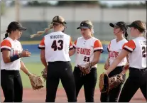  ?? ?? Los Gatos pitcher Ava Norquist (43) huddles with teammates in the sixth inning against Milpitas.