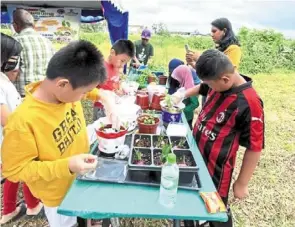  ?? ?? With grant funds in 2023, impian utara 6B residents’ committee held gardening activities for children.